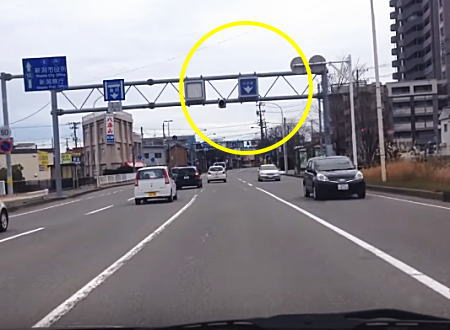 これは初見殺し。新潟にある時間によって中央線が変わる難易度の高い道路。