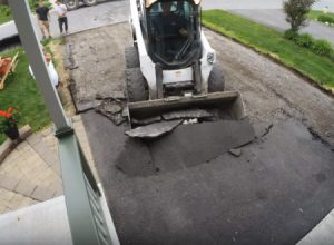 剥していくのが気持ち良い。庭のアスファルト張り替え工事の3時間を7分で。