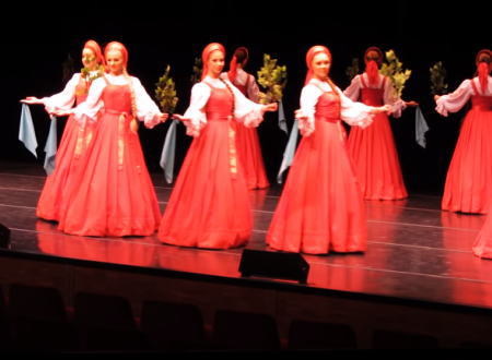 これ足元どうなってるの。ロシアの民族舞踊団ベリョースカの踊りがベルトコンベアー。
