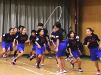 富士市立原田小学校の縄跳びがギネス記録に認定される。長縄8の字跳び1分間225回