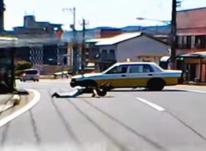 バイクの兄ちゃん1回転半。広島で撮影されたタクシーとバイクの事故映像が酷い。