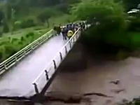 3人が濁流に飲み込まれて亡くなった橋崩壊事故の映像。（中国）