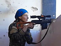 軍事。発砲した瞬間にイスラム国から反撃された女性スナイパーの映像。