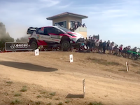 WRCラリーに参戦中のトヨタ・ヤリス、空中でドローンと衝突する。