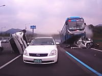 韓国ソウルで撮影された大型バスが乗用車に乗り上げる事故が怖い怖すぎる。