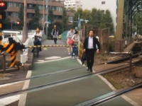 遮断機が下りて警報が鳴っている踏み切りを横断しまくる東京人だちの映像に驚き。
