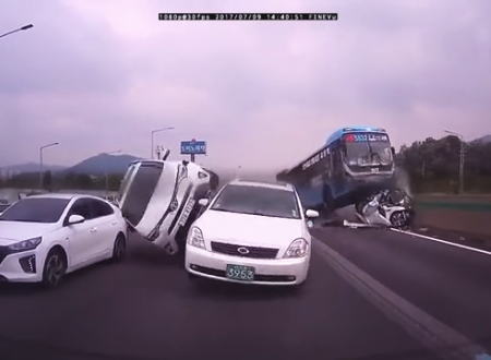 韓国ソウルで撮影された大型バスが乗用車に乗り上げる事故が怖い怖すぎる。