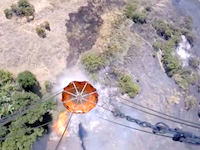 空中消火用バケツ。山火事で水場と火災現場を往復するヘリコプターのお仕事拝見動画。