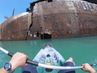 カヤックで廃船探索。50年前に座礁して捨てられたエヴァンゲリア号にカヤックで入るビデオ。