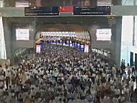 なんでもない平日の朝に品川駅の人の流れを撮影したという映像が話題に。
