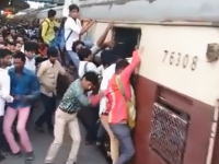 命がけで電車に乗ろうとするインド人たちの映像ががほんと凄いｗｗｗ