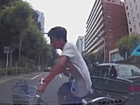 新宿十二社通り事故。信号停止の車列から飛び出した自転車少年をはねちゃった車載。