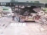 ドスッ！トラックの荷台から落ちた大きな丸太に潰された男性。