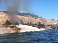 カッコイイ。ブッシュ火災の延焼を食い止めようと頑張るボートの映像。
