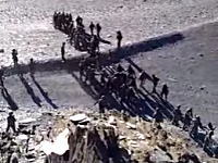 中印国境を超えた中国軍とインド軍との間で戦闘が起きる（動画）投石＆殴り合い。