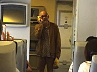 歌手の松山千春さんが遅延したANA機内で歌を歌い乗客を楽しませる。（twitter動画）