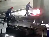 鉄工所で真っ赤に熱せられた高熱の鉄の塊が作業員を襲う。おっそろしい事故だけど笑えるｗｗ