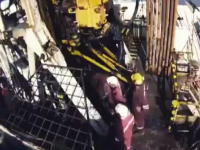突然動き出した石油リグの機械に挟まれて作業員が亡くなる。その事故の映像。