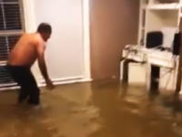 テキサス大洪水でまさかのほのぼの動画。床上浸水した自宅で魚を捕まえた男の映像。