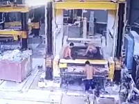 中国の死亡事故。機械のメンテナンスをしていた男性がはじけ飛んだ部品の直撃をくらう。
