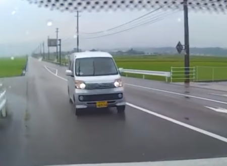 いってえ・・・。石川で撮影されたどんな運転してんだBBAに正面突されて新車のVOXYが廃車に車載。