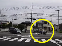 【岡山】バイクの人がめちゃくちゃ飛ばされる右直事故の瞬間ドラレコ。