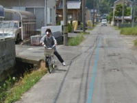 静岡でGoogleストリートビュー撮影車に驚いて側溝に落ちそうになるおばちゃんが撮影される。