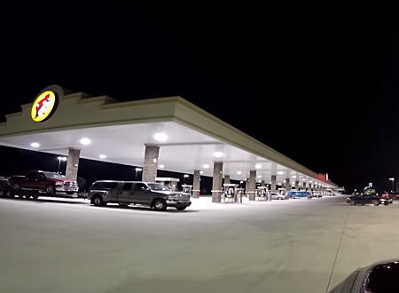 テキサス州にある世界一のガソリンスタンドがとんでもない広さ。