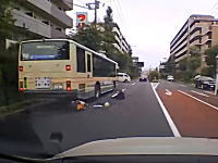 痛い(@_@;)練馬区ですり抜けバイクが停車中のバスに突っ込んでしまう事故。