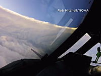 歴代最強クラスのハリケーン「イルマ」に飛行機で突入して台風の目を撮影。