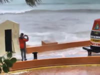 「ハリケーンなう！」を撮影しようとしていた男性。イルマにスマホを破壊されてしまう。