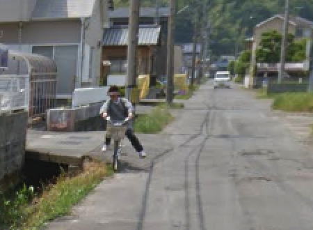 静岡でGoogleストリートビュー撮影車に驚いて側溝に落ちそうになるおばちゃんが撮影される。