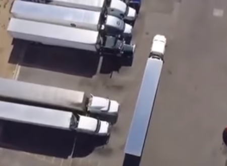 大型トレーラーのバック駐車を真上から撮影したビデオがおもしろい。