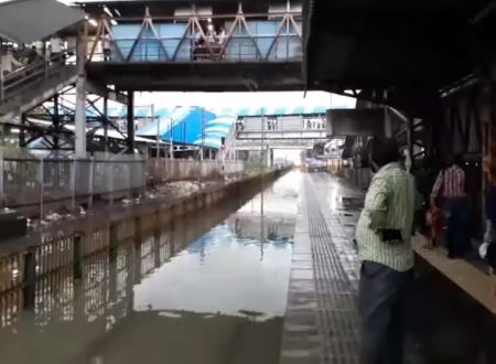 洪水で水浸しになった駅に電車が突っ込んでくるとこうなる。（インド）