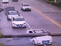 中国でとんでもない事故（動画）道路に巨大な鉄柱が倒れ走行中の車を直撃。