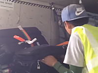 搭乗客の荷物から貴重品を盗む空港職員の映像が撮影される。プーケット国際空港