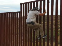 おい国境ｗｗｗ陸続きのアメリカ＝メキシコ国境はこんな簡単に越えられる。