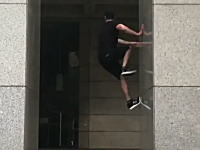 垂直の柱を壁キックで登ってしまう男のビデオ。パルクールマスター。