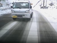 【札幌】雪の山道で無理な追い越しを仕掛けた軽トラがｗｗｗｗｗ