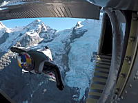 なにこれ凄い。山から飛び降りたジャンパーが飛行機に飛び込むという挑戦。