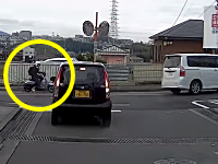 事故の衝撃で脱げるヘルメット。和泉市で撮影された原付と車の右直事故ドラレコ。