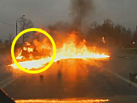 不運な事故で焼き殺されてしまったステーションワゴンのドライバー。ロシア。