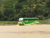 子供を満載して洪水に挑むスクールバスの映像。ちょっと無茶じゃない？