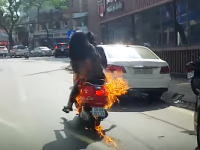 なにが起きた？走行中のスクーターがボンッ！と突然火を噴いてしまう映像。