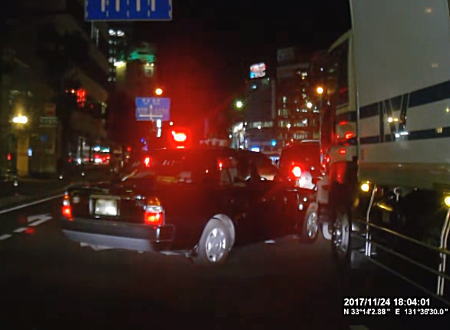 大分駅前で馬鹿すぎるタクシーが目撃される(´･_･`)こんなんトラックは被害者だろ。