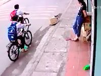 ギリギリ動画。車道に倒れたチャリ小学生が頭部を大型トレーラーに踏まれかける(((ﾟДﾟ)))