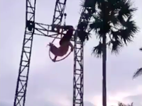 アクロバット演技中に真っ逆さまに落ちてしまった女性の衝撃ビデオ。頭頂部からガチーン。首ガクーン。