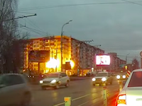 【ロシア】ガス爆発によりアパートが崩壊する瞬間がドラレコに映る。6人死亡。