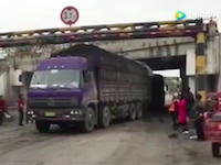 【中国】トラックが石炭を落としてしまうポイントで待ち構えて我先にと群がる住人たち。