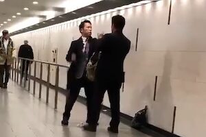 【DQN】梅田で撮影されたサラリーマンの喧嘩がヤバい。ワンパンノックアウト。